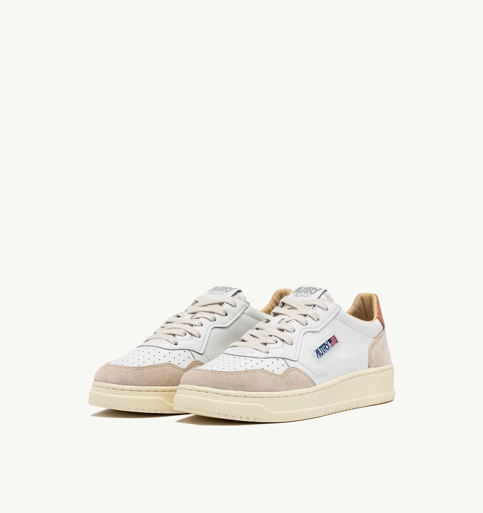 MEDALIST LOW SNEAKERS IN WHITE AND SANDSTORM LEATHER SUEDE